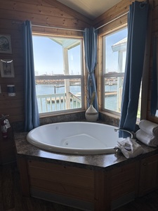 Ocean View Jetted Tub Cottage Photo 3