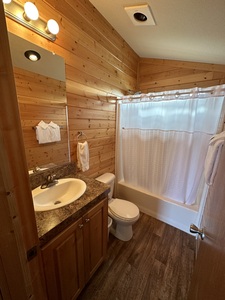 Marina view Jetted Tub Cottage - 2 Person Photo 4