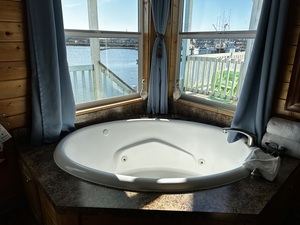 Marina view Jetted Tub Cottage - 4 person Photo 8