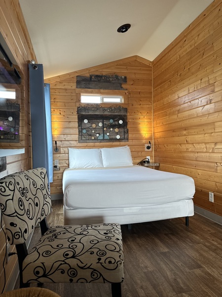 Marina view Jetted Tub Cottage - 2 Person Photo 6